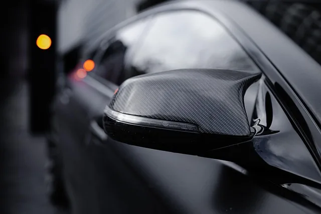 Karbono veidrodėlio gaubtas – automobilio apdailos detalė