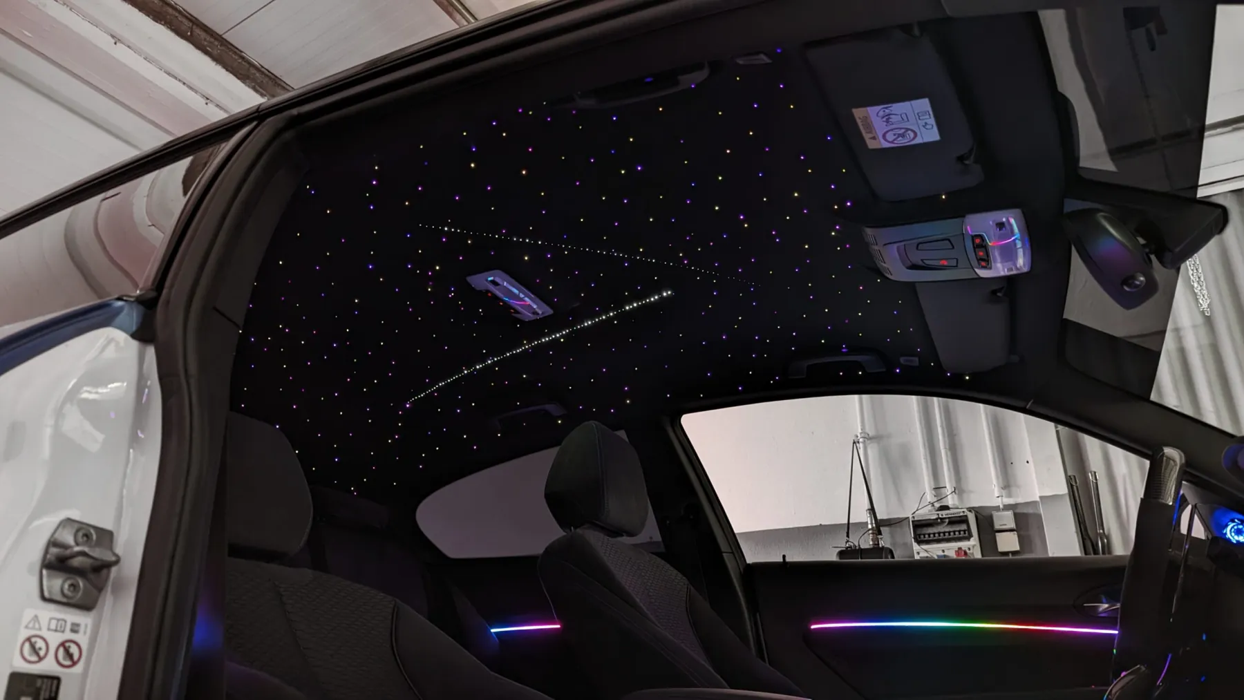 Žvaigždėtas dangus BMW 1 ir 2 serijos salone – spalvotos žvaigždės, krentančios žvaigždės ir RGB ambient apšvietimas