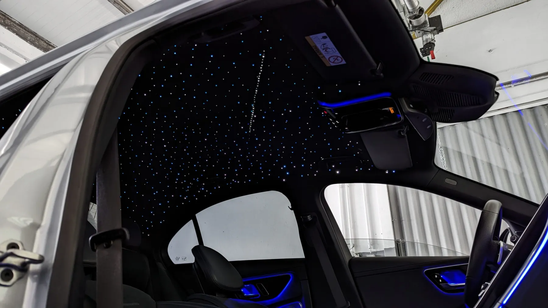 Žvaigždėtas dangus Mercedes C klasės (W206) salone – tankus žvaigždžių laukas su krentančios žvaigždės efektu ir mėlynu ambient apšvietimu