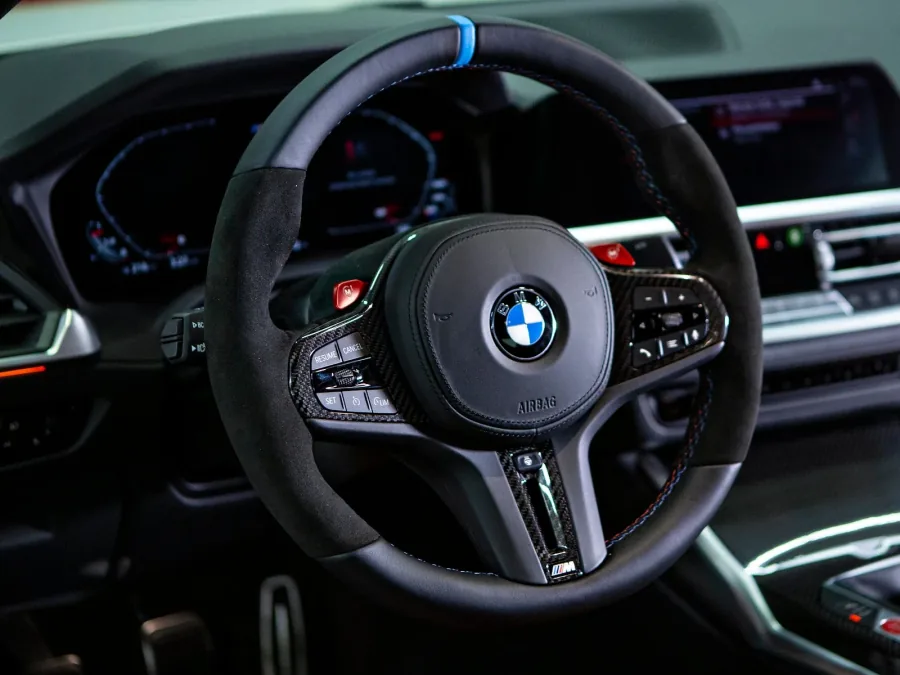 BMW M sportinis vairas su Alcantara ir karbono apdaila